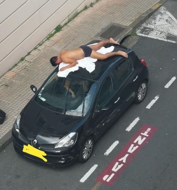 Обнаженная девица на крыше авто