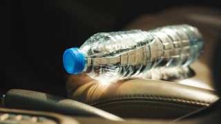 Illustration de l'article : Canicule : attention à ne jamais laisser une bouteille d'eau dans la voiture