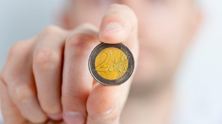 Pourquoi Cette Pièce De 2 Euros En Vaut 400 Cette pièce vaut très cher et se trouve peut-être dans votre porte