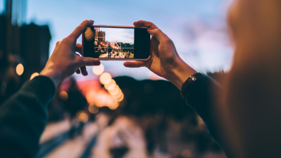 Illustration : "Attention escroquerie : les photos à ne jamais publier sur les réseaux sociaux "