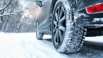 Illustration : "Ces objets et produits à ne surtout pas garder dans sa voiture en hiver"